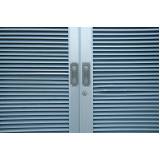 porta veneziana branca valor Ressacada